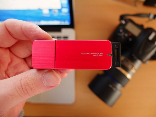 デジカメ写真もサクサク高速転送!!ELECOMカードリーダライタ(MR3-C004系)はコンパクトでUSB3.0対応で超イケてる!!!.JPG デジカメ写真もサクサク高速転送!!ELECOMカードリーダライタ(MR3-C004系)はコンパクトでUSB3.0対応で超イケてる!!!