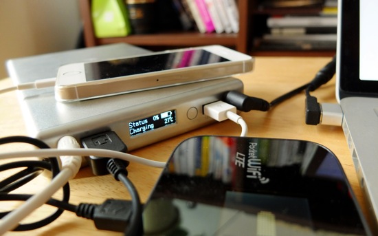 Hyperjuice2でMac、スマホ、モバイルWi-Fiの3台を充電!.JPG Hyperjuice2でMac、スマホ、モバイルWi-Fiの3台を充