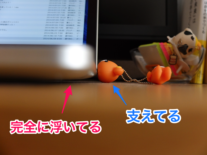 己の首力のみでMacbookを支えきるリラックマUSBメモリー.png 己の首力のみでMacbookを支えきるリラックマUSBメモリー.png